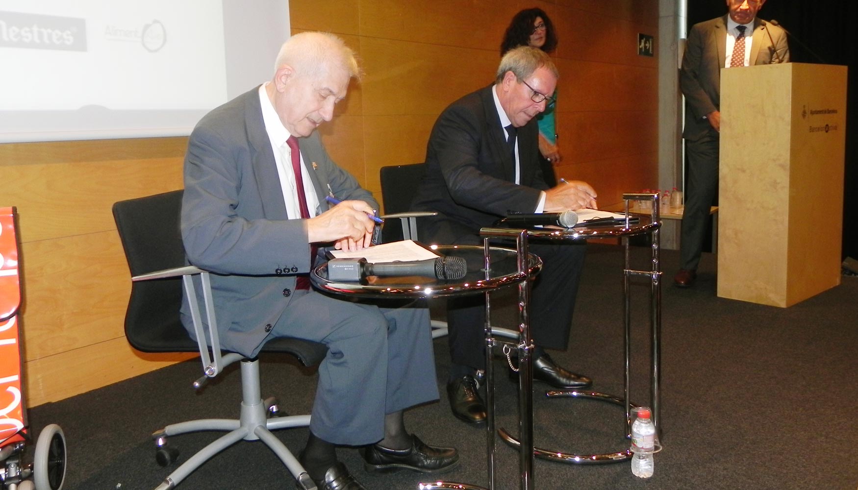 Joan Bertran, presidente de Esclat, y Joan Server, presidente de Rolser, durante la firma del acuerdo
