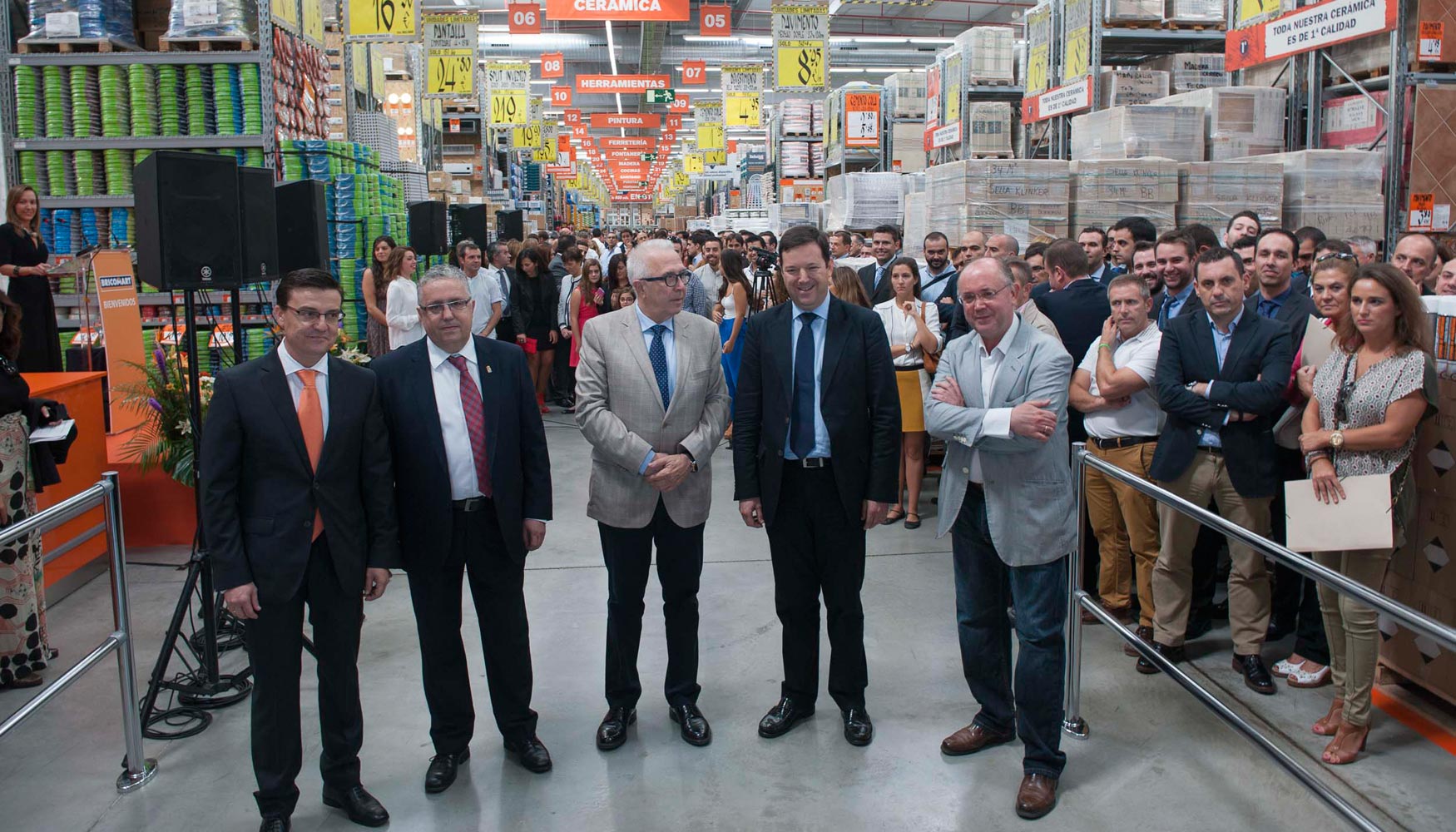 De izquierda a derecha, Javier Muoz, director del almacn de Bricomart en Bormujos; Francisco Molina, alcalde de Bormujos; Jos Snchez Maldonado...