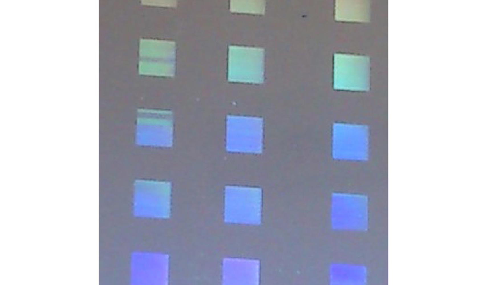 Figura 5. Efecto producido al iluminar con luz blanca redes de difraccin generadas en vidrio borosilicato formadas por lneas separadas 10 m...