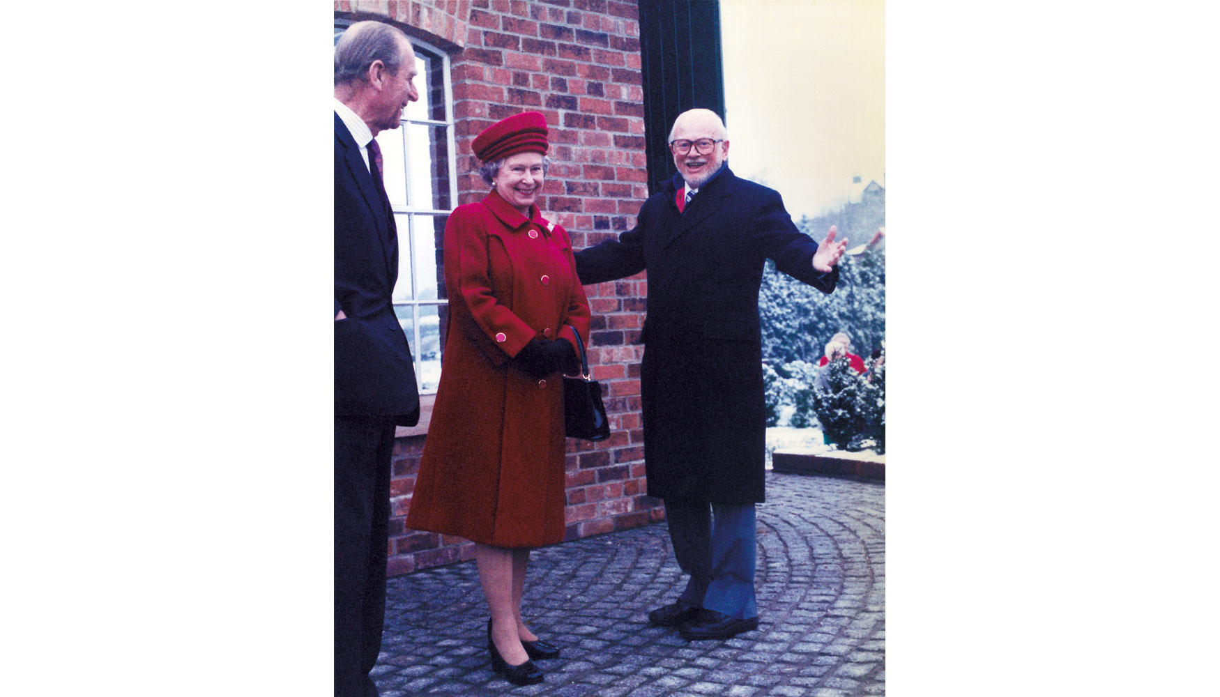 1995. Mr Bamford muestra a la Reina de Inglaterra y al Duque de Edimburgo una rplica del garaje donde se fund la compaa...