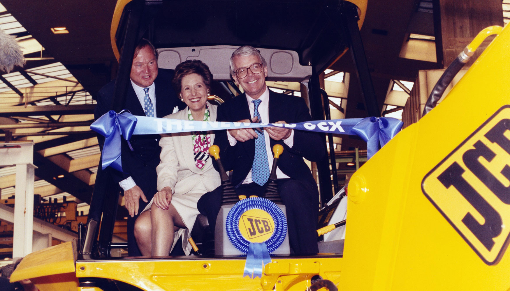 1997. Sir Anthony Bamford en la fbrica con el Primer Ministro John Major