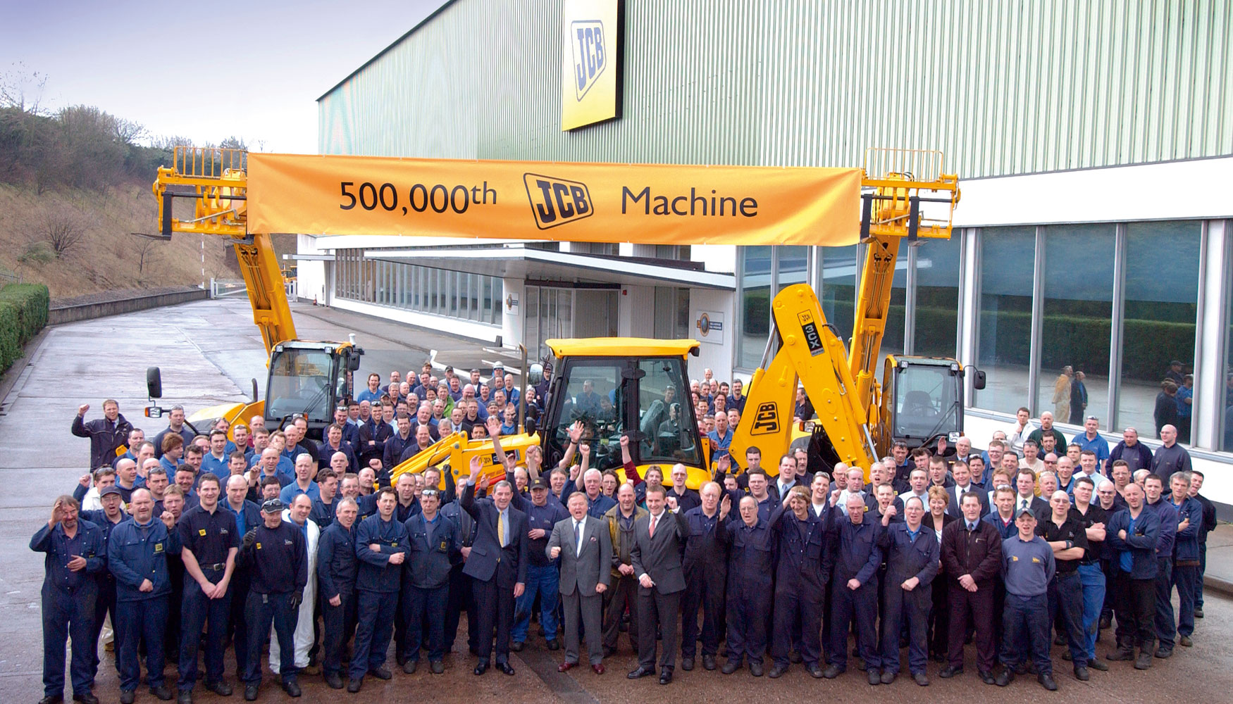 2004. Reunin de los empleados en la sede mundial para celebrar el lanzamiento de la mquina nmero 500.000