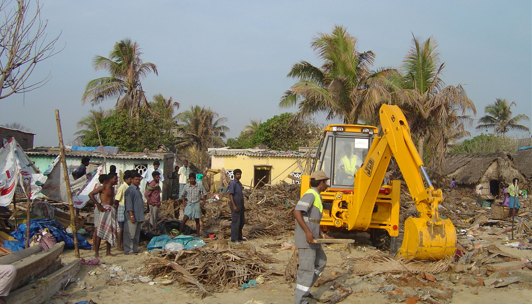2004. JCB dona dos millones de dlares en mquinas para ayudar en las tareas de reconstruccin tras el tsunami