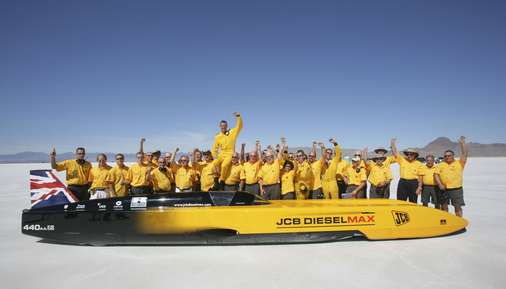 2006. JCB bate el rcord del mundo de velocidad con el coche aerodinmico JCB Dieselmax