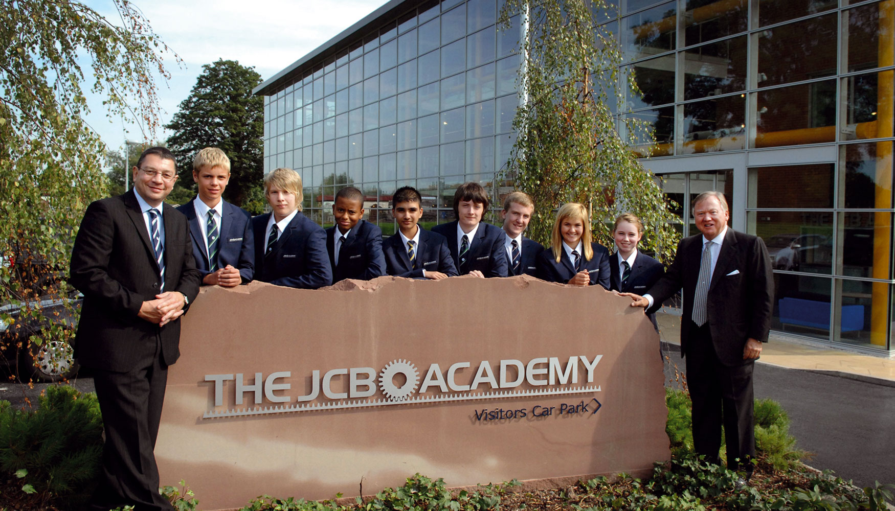 2010. Inauguracin de la JCB Academy en Rocester, Staffordshire