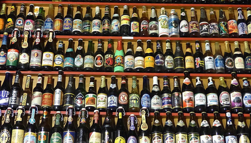 El envase de la multitud de cervezas del mercado influye en la respuesta emocional de las personas que las beben. Foto: Pixabay...