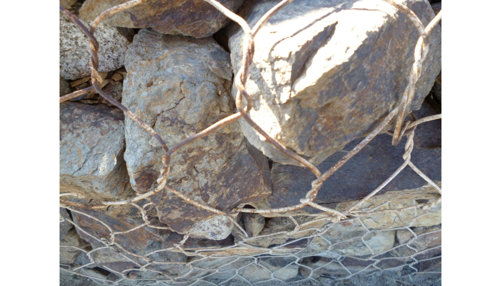 Gaviones galvanizados solo con zinc; totalmente oxidados con solo 9 aos de vida Parc de La Mar Bella, Barcelona