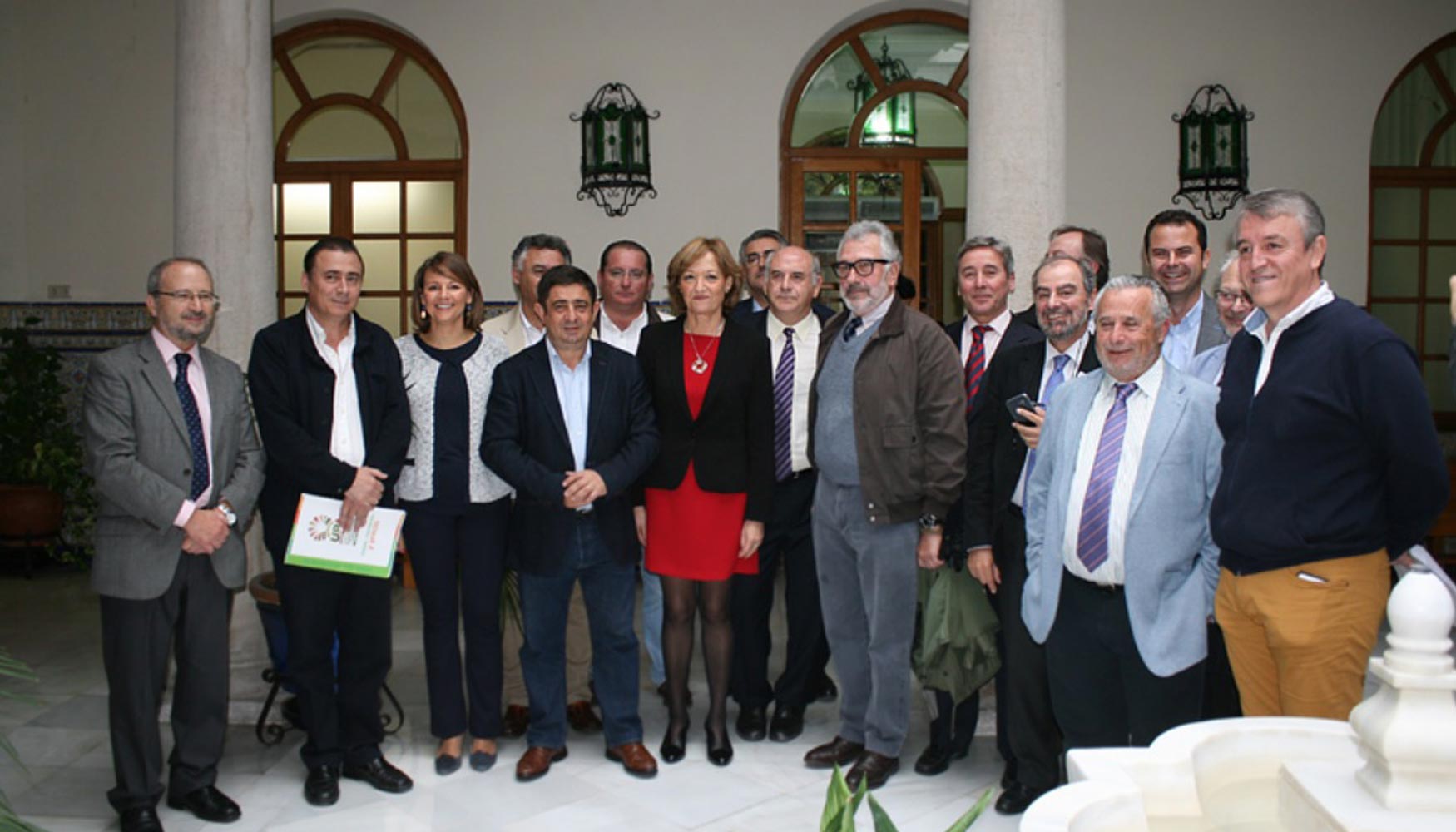 Carmen Ortiz, con los representantes del sector, a los que ha dado a conocer el aforo