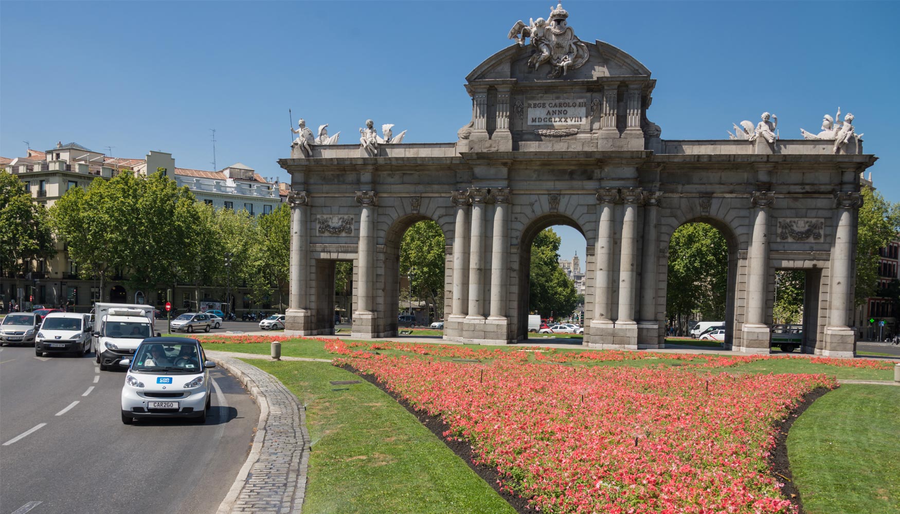 Smart ForTwo de Car2Go en la Puerta de Alcal, lugar emblemtico de Madrid