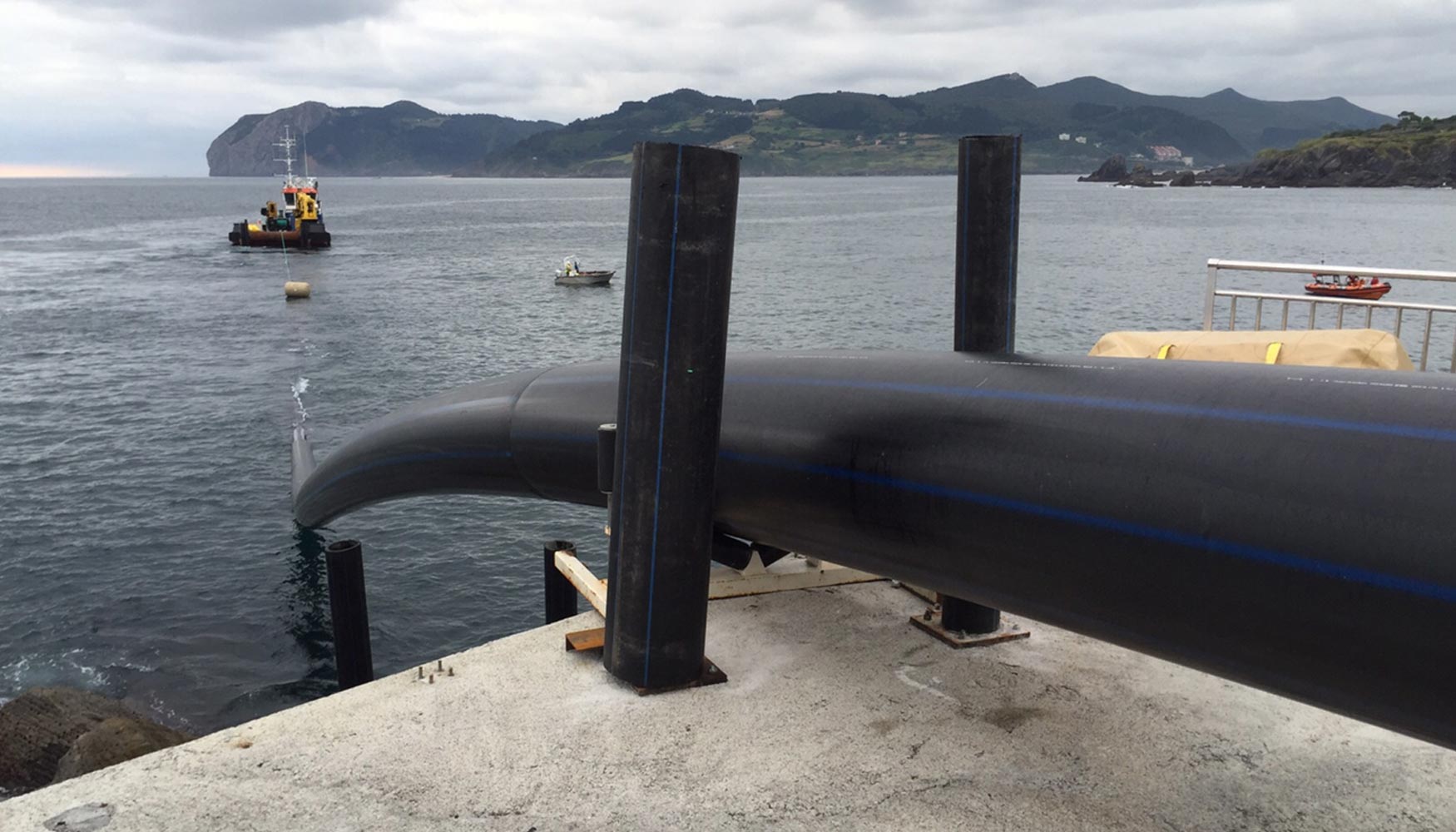 Barcaza remolcando la tuber�a para su posterior fondeo y colocaci�n dentro de la perforaci�n