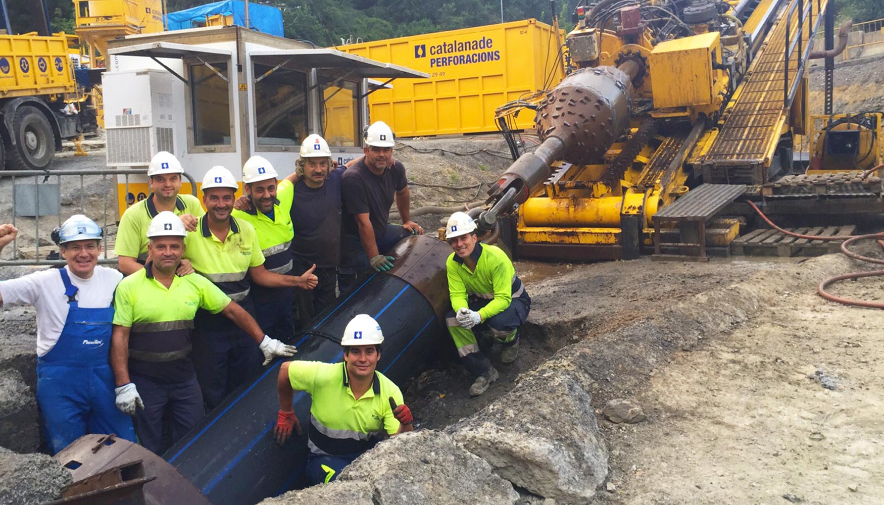 Parte del equipo humano de Catalana de Perforacions SA al finalizar los trabajos de instalaci�n de la tuber�a