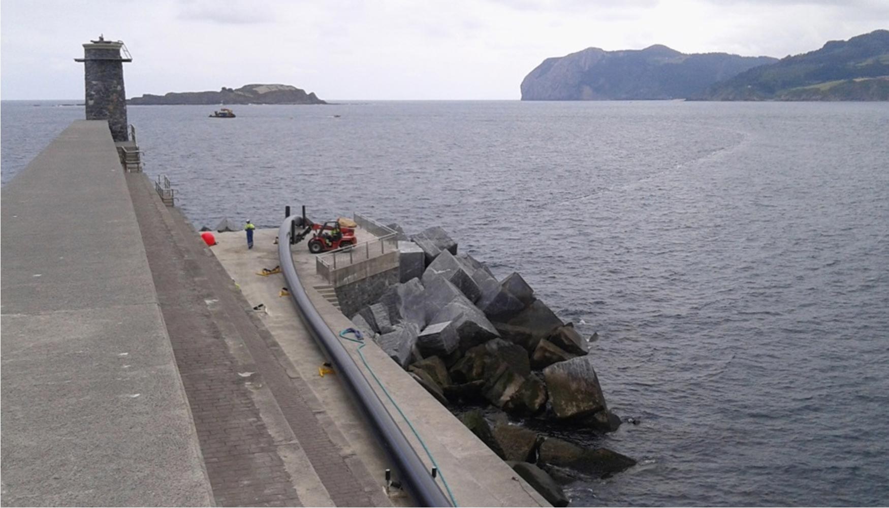 Trabajos de transporte y fondeo de la tuber�a en el mar