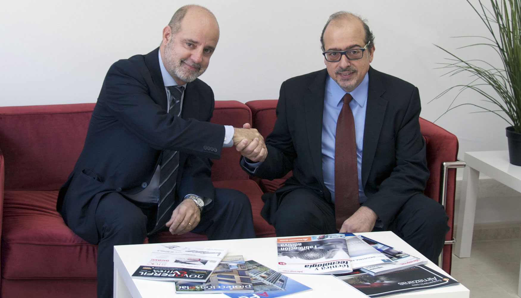 De izquierda a derecha: Albert Esteves, director general de Grupo Nova gora, y Xavier Bohigas, fundador de Tecnopress Ediciones...