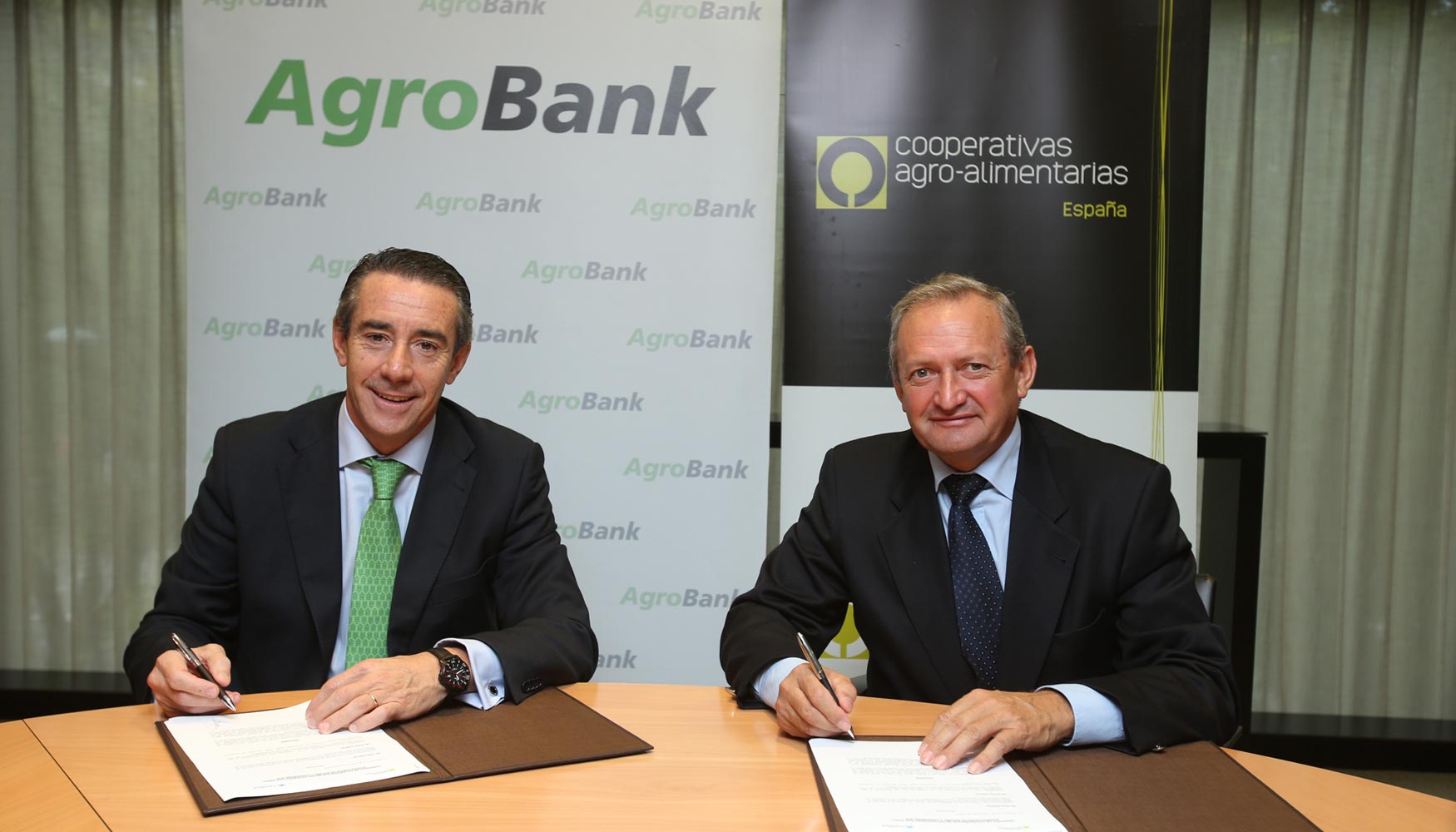 Juan Alcaraz, director general de CaixaBank, y ngel Villafranca, presidente de Cooperativas Agro-alimentarias