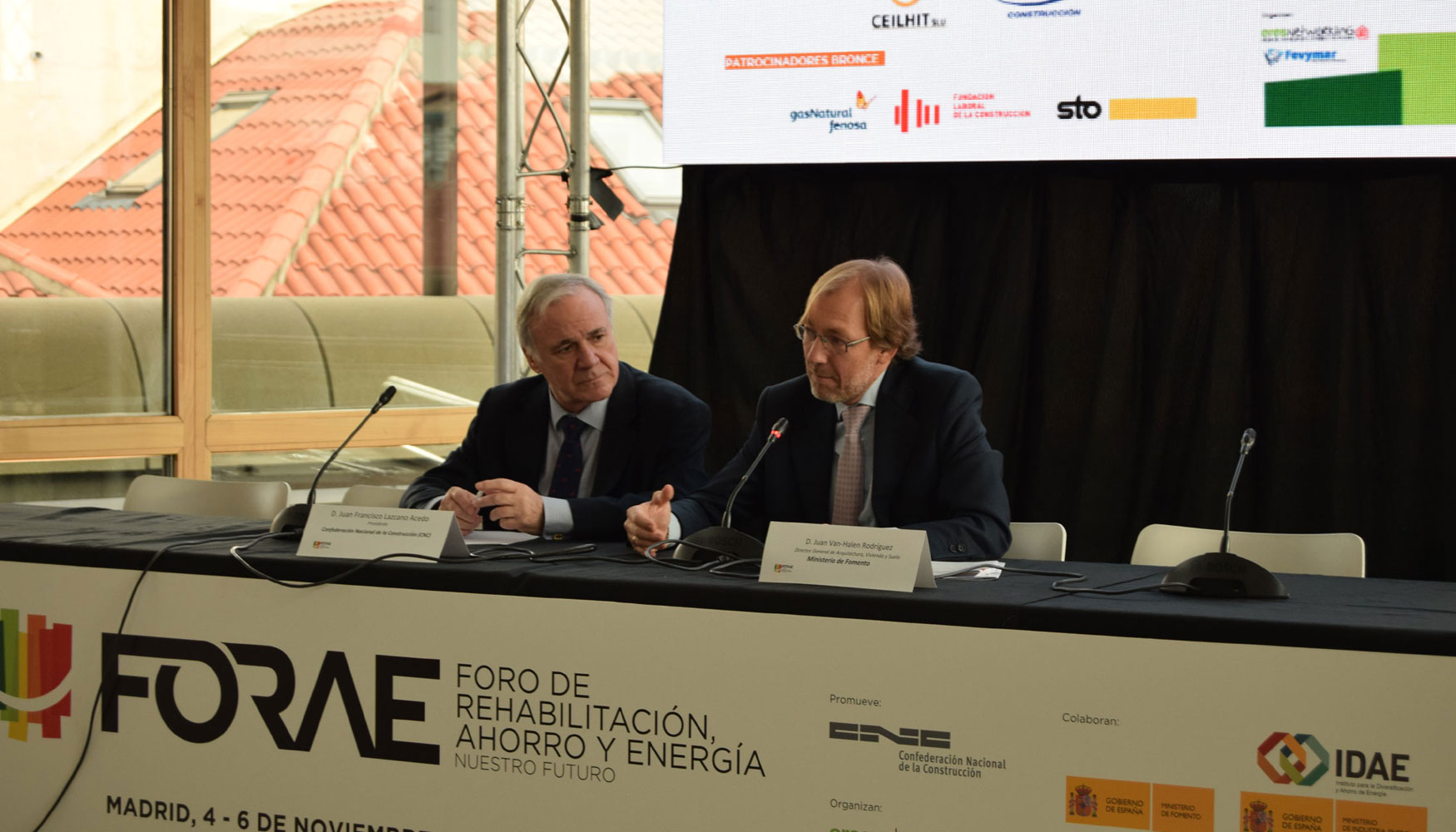 Juan Lazcano, presidente de CNC, y Juan Van-Halen, director general de Arquitectura, Vivienda y Suelo, del Ministerio de Fomento...