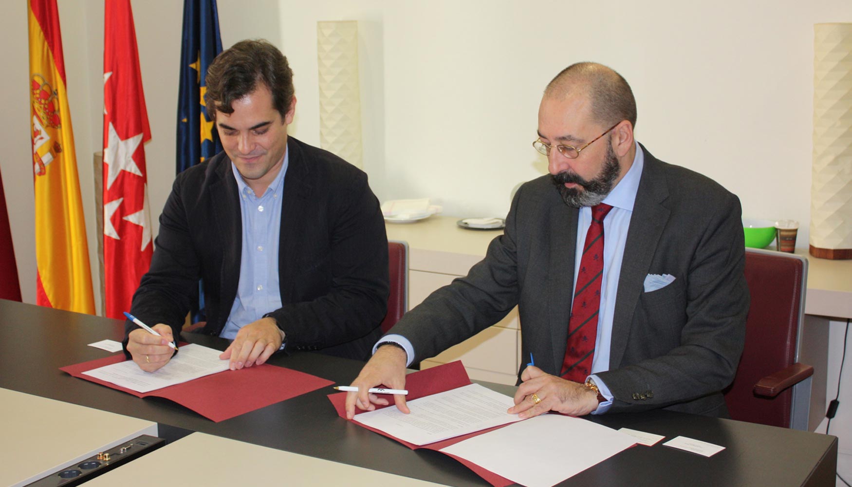 Firma del acuerdo entre el Colegio de Aparejadores de Madrid y BQ