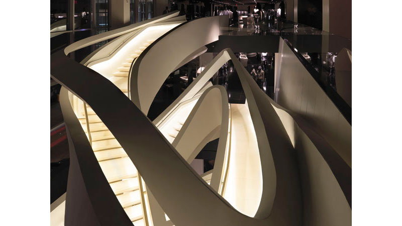 Vista interior de las escaleras de tienda Armani con placa Uniflex