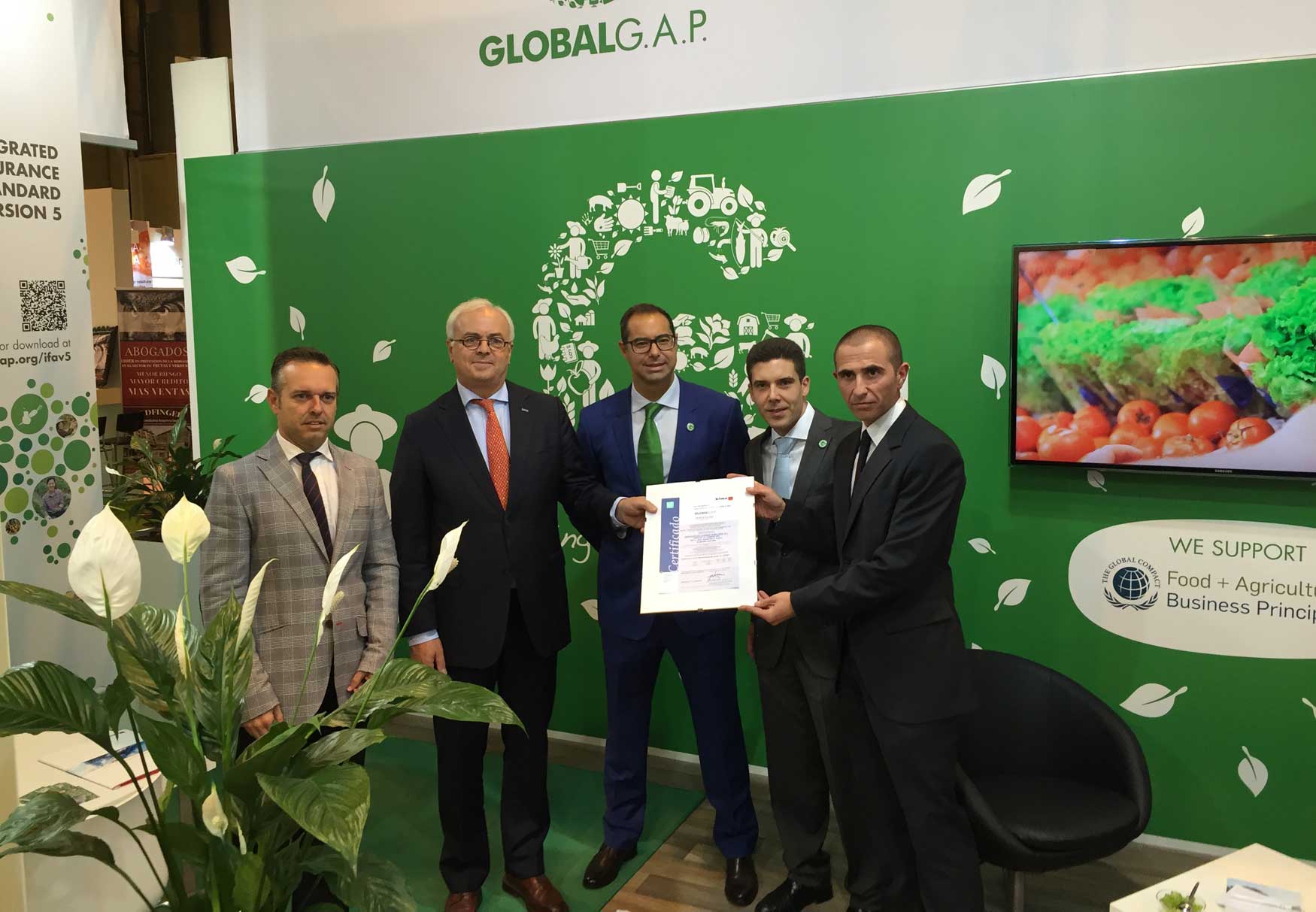 Instante de la entrega del certificado GlobalGap a Cristalplant en Fruit Attraction