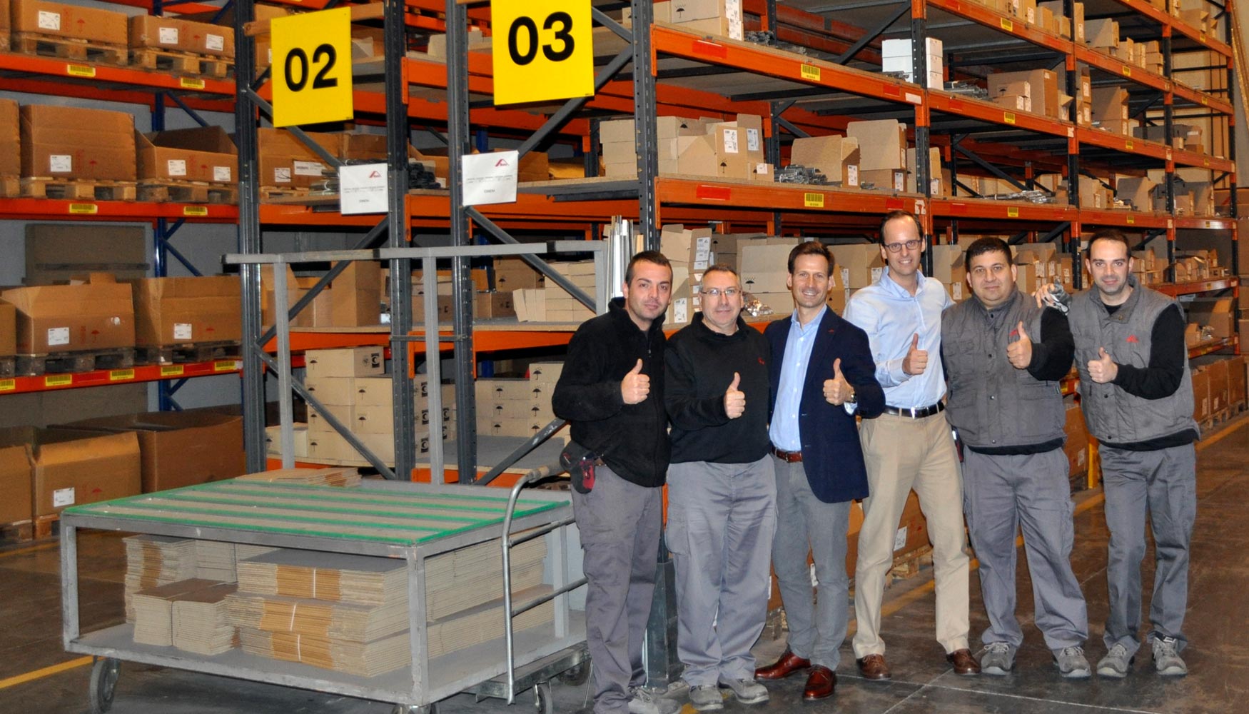 En el centro de la imagen, a la izquierda, Francesc Gimeno, gerente de Roto Frank Espaa y, a la derecha, Antonio Berniell Director Logstico...