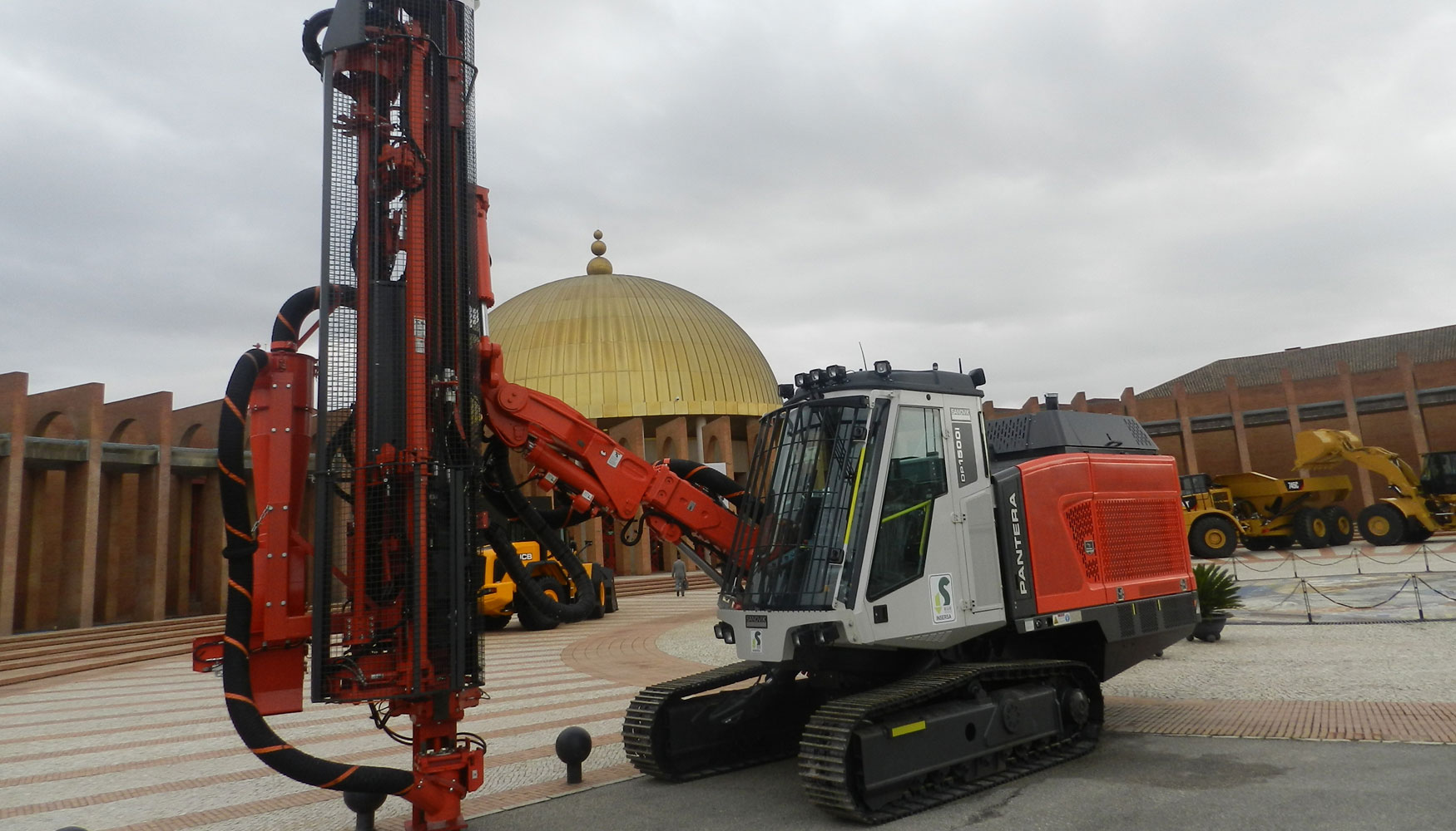 Sandvik Pantera DP1500i expuesta a la entrada del recinto ferial de Fibes