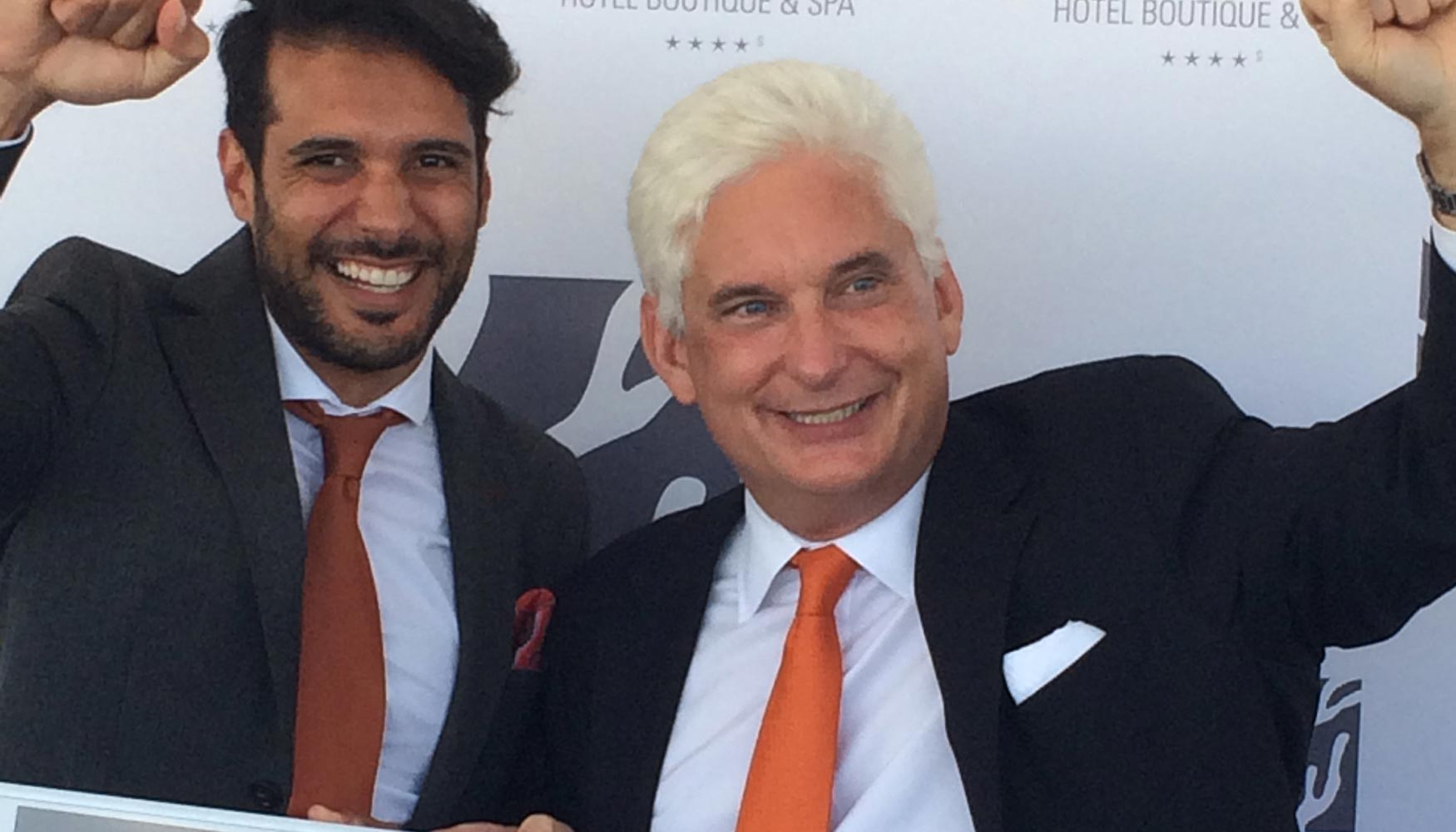 Rafael Silva (izquierda), director del hotel, y Roger Platt, presidente del U.S. Green Building Council, en la entrega del diploma...