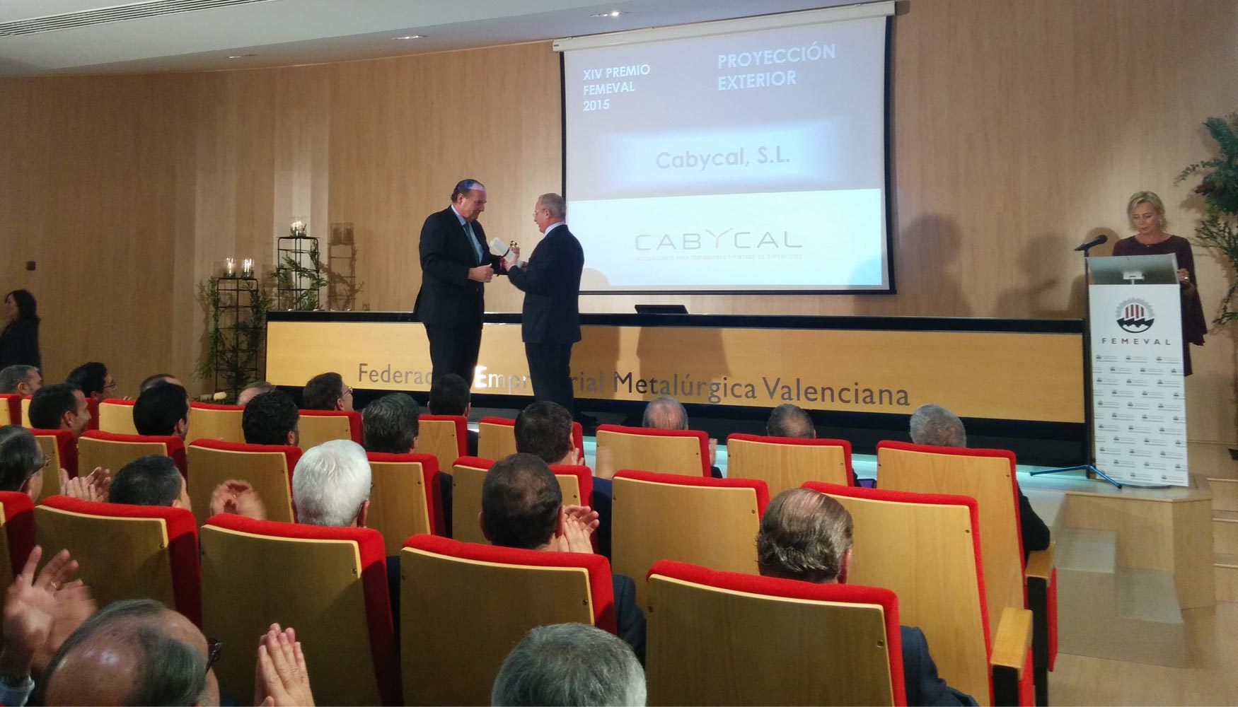 Emilio Ferrando, director general de Cabycal, recogi el premio de manos de Jos Vicente Morata...