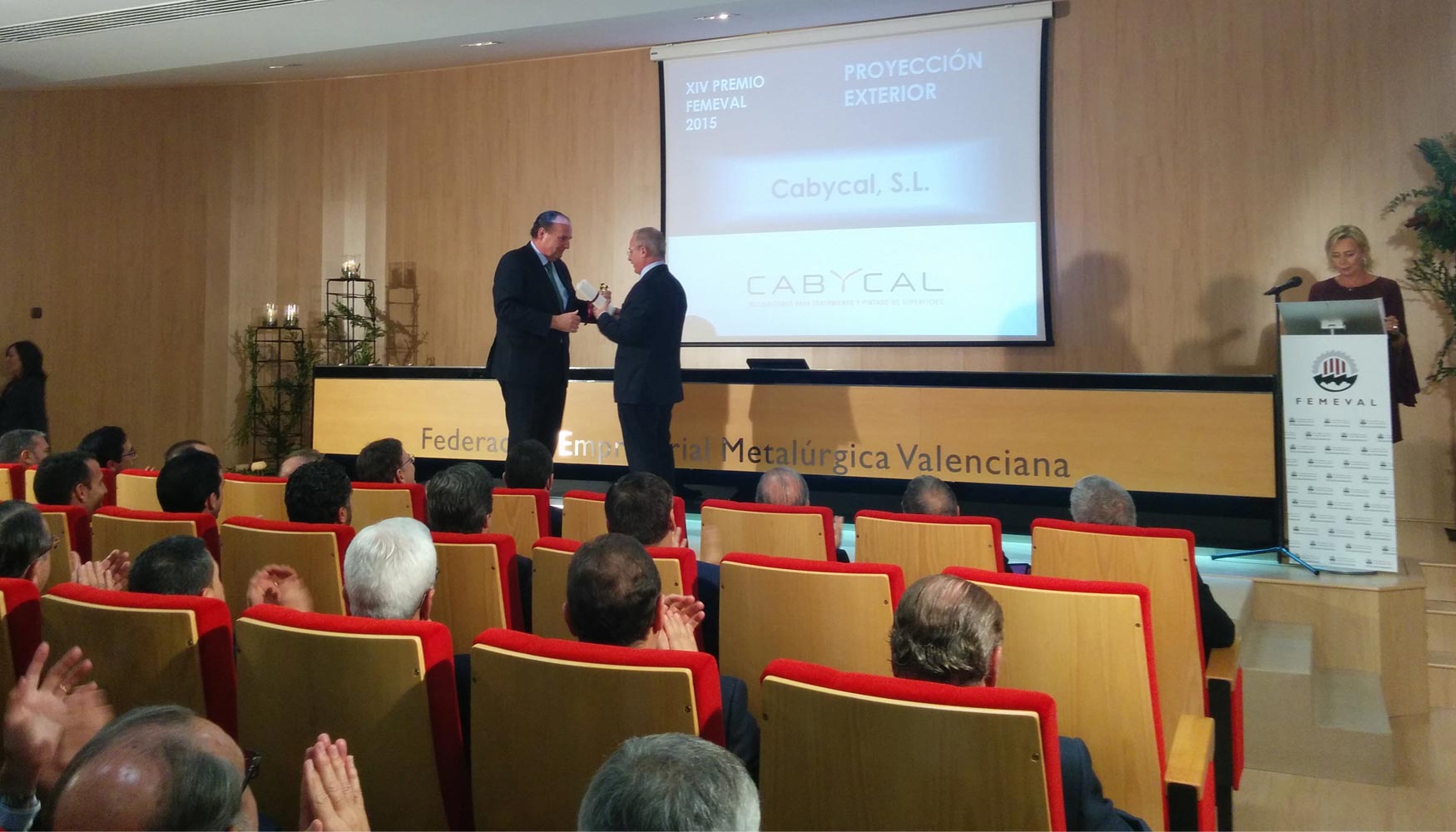 Emilio Ferrando, director general de Cabycal, recogi� el premio de manos de Jos� Vicente Morata...