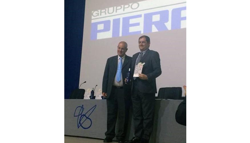 Giuseppe Parma recibiendo el premio de Picualia