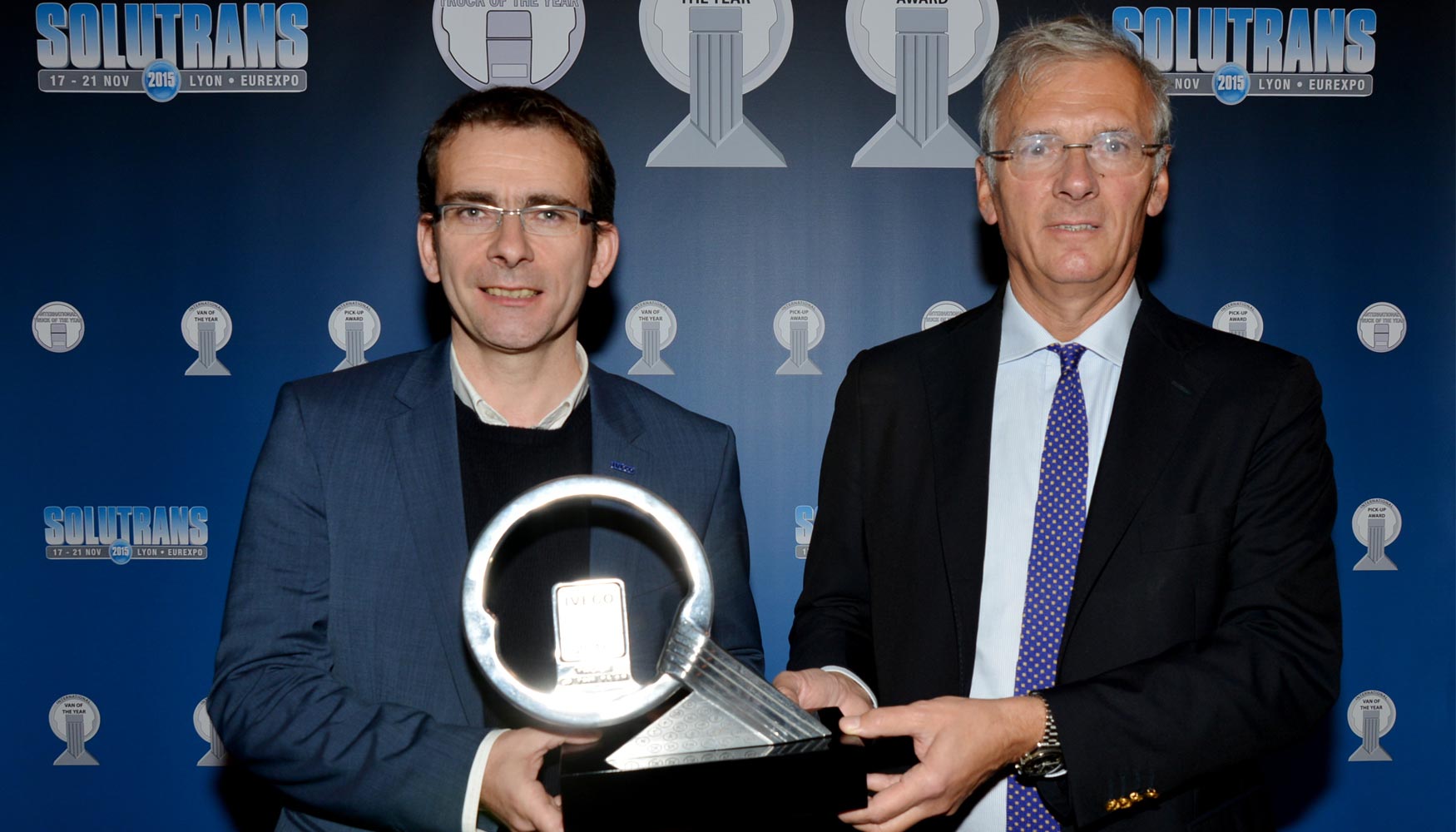 De izq. a dcha.: Pierre Lahutte, presidente de Iveco, y Gianenrico Griffini, presidente del jurado del Truck of the Year...