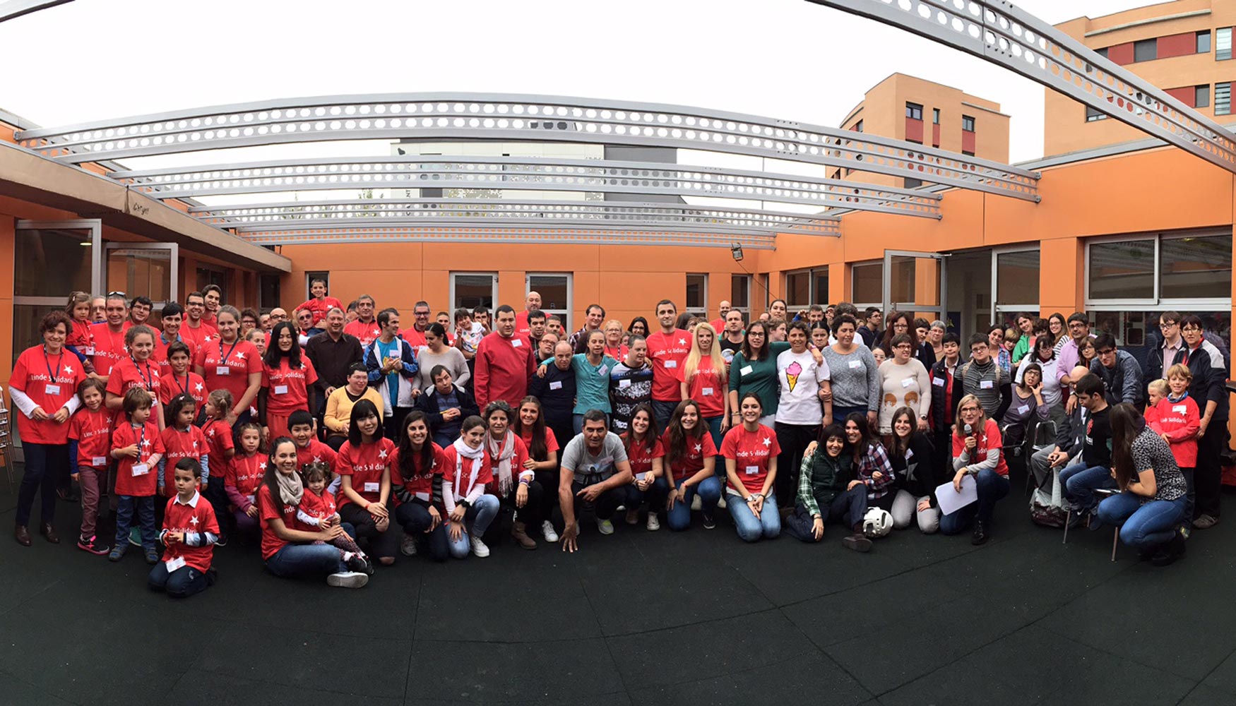 Empleados voluntarios de Linde Solidaria en la fiesta de Barcelona, organizada en el centro Arc de Sant Mart de Martorell...