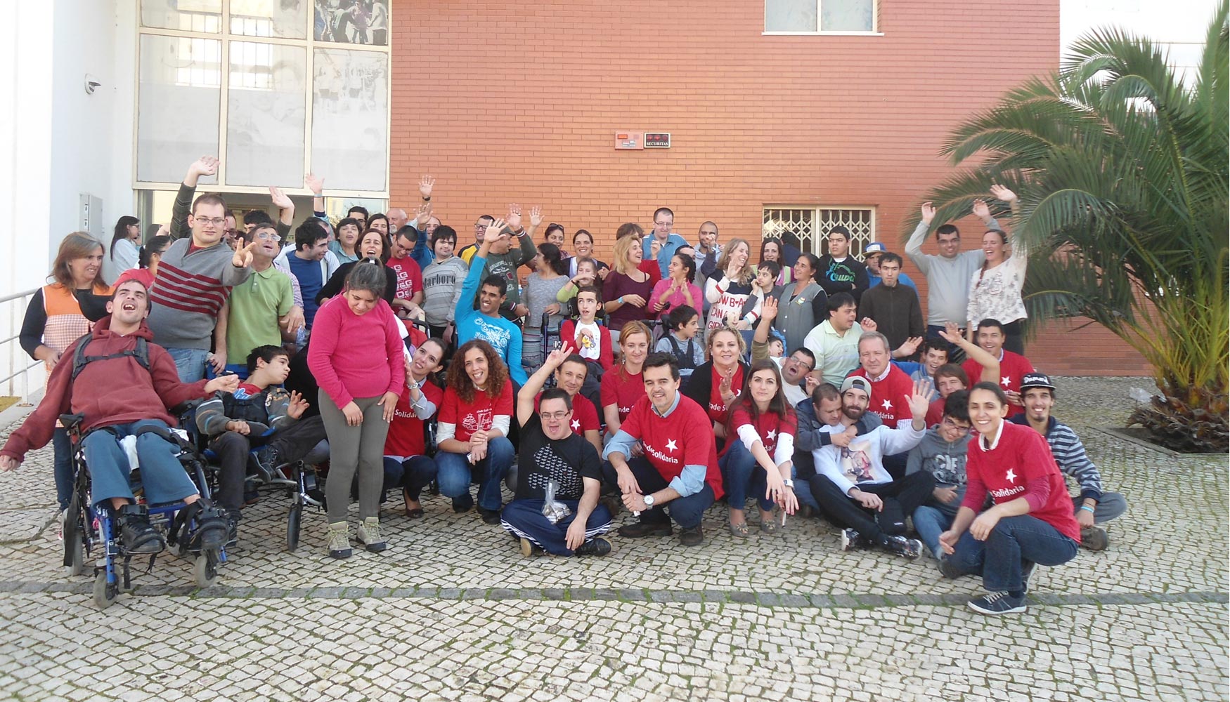 Jvenes de la Fundacin Cercima de Lisboa con los empleados voluntarios de Linde Solidaria