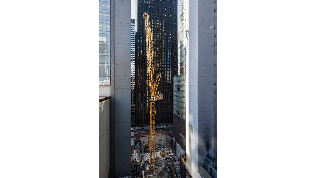 Montaje de la gra con pluma abatible Liebherr 710 HC-L en la MoMA Tower de Nueva York