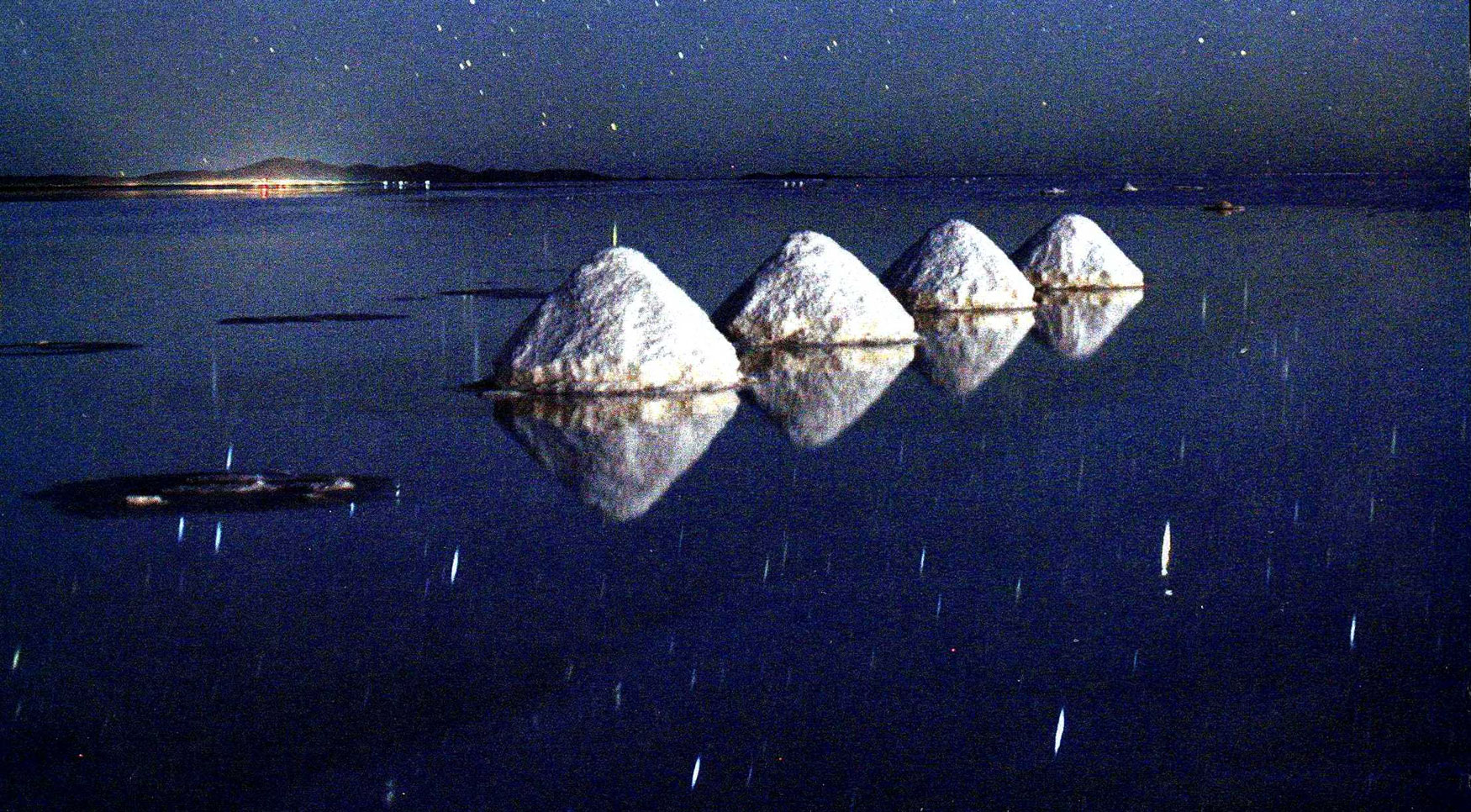 Salar de Uyuni, Andes de Bolivia, la mayor reserva de litio del planeta. Es ms econmico separar la sal que excavar el litio de las rocas...