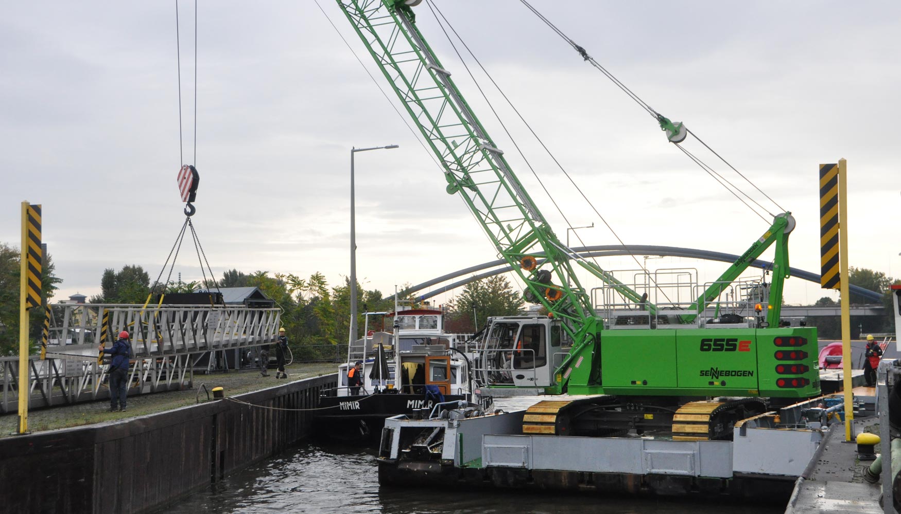 La gra Sennebogen 655 HD realizando los trabajos de mantenimiento de la via fluvial del ro Meno