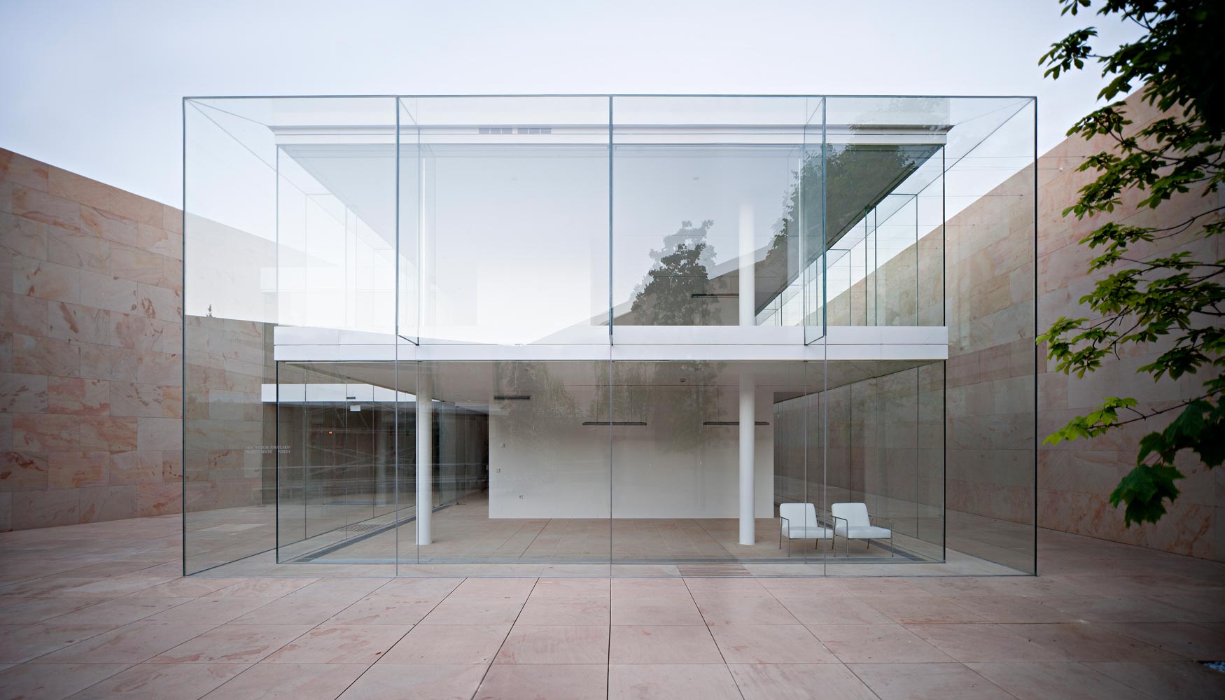 La fachada exterior cuenta con grandes piezas de vidrio