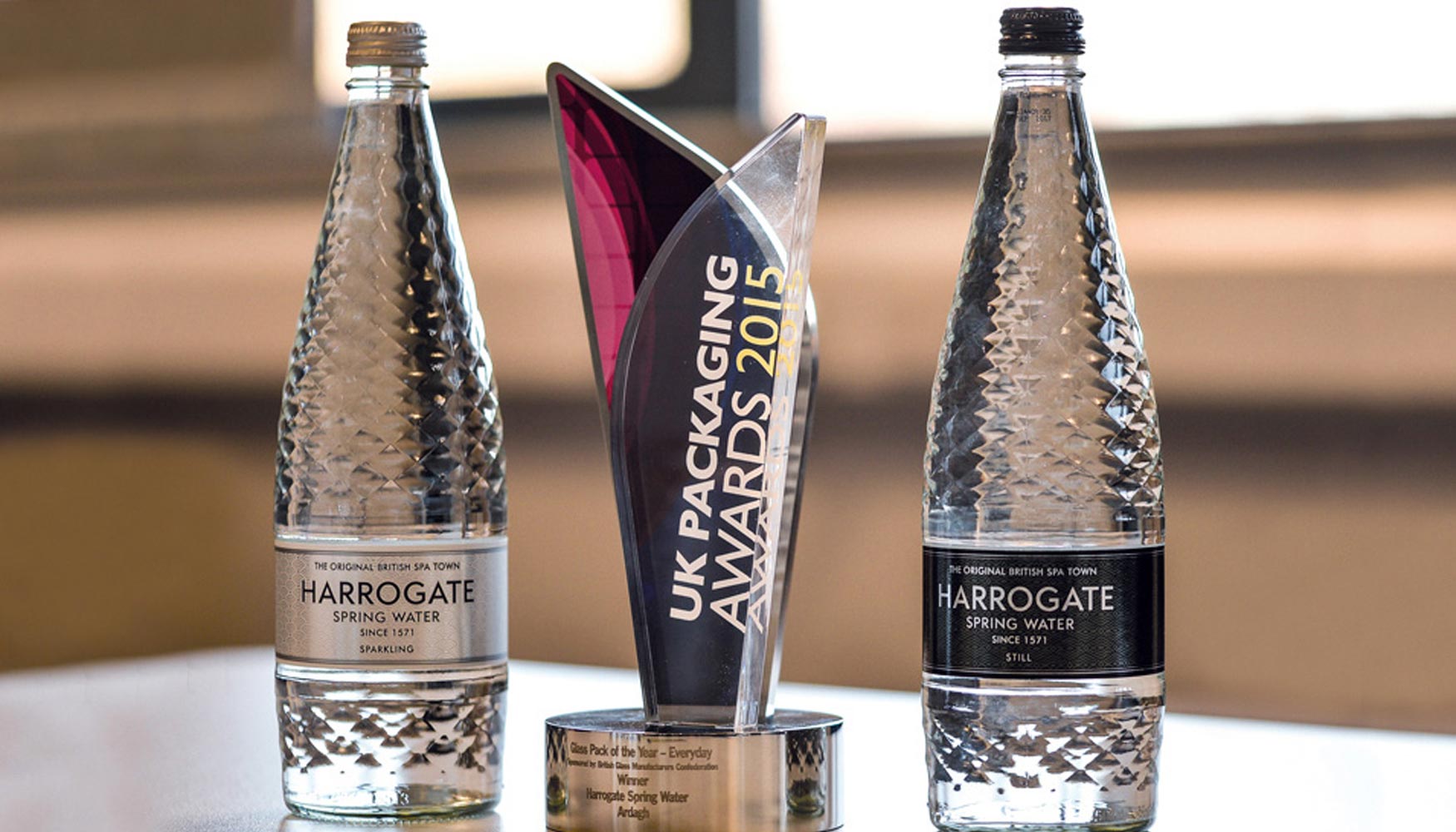 Oportuno gatito Consumir Ardagh y Harrogate Water celebran el premio a su diseño de botella -  Packaging