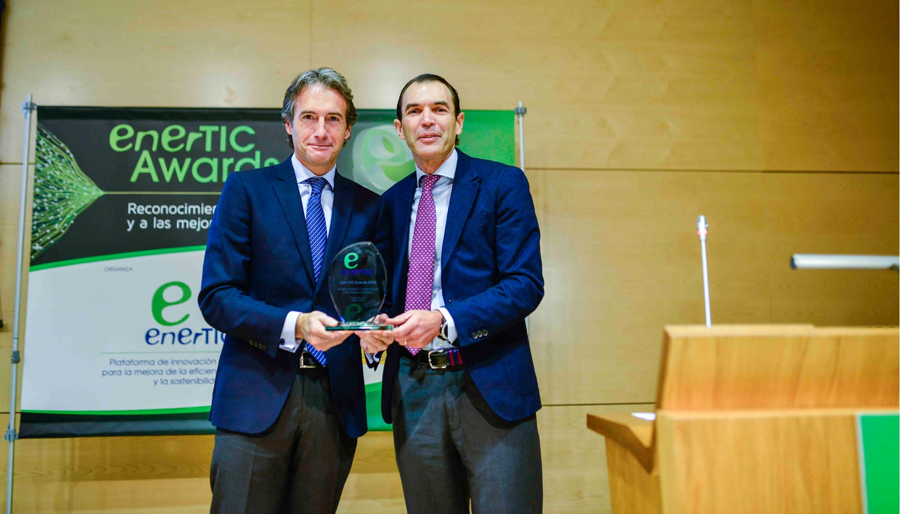 Iigo de la Serna, alcalde de Santander (izquierda) con el galardn al Mejor Proyecto enerTIC 2015
