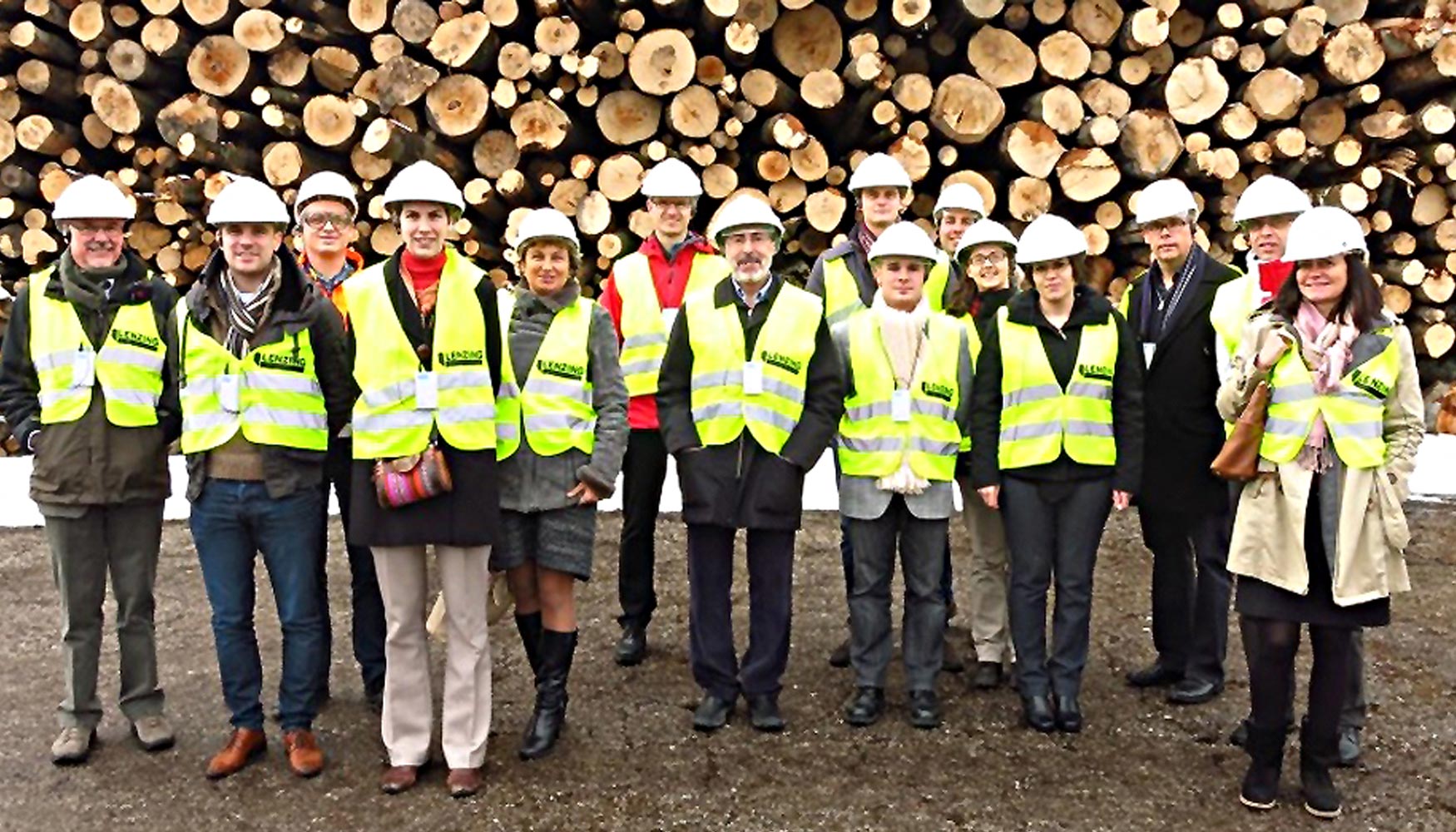 Los investigadores del proyecto MORE en su visita a la industria del sector papelero Lenzing