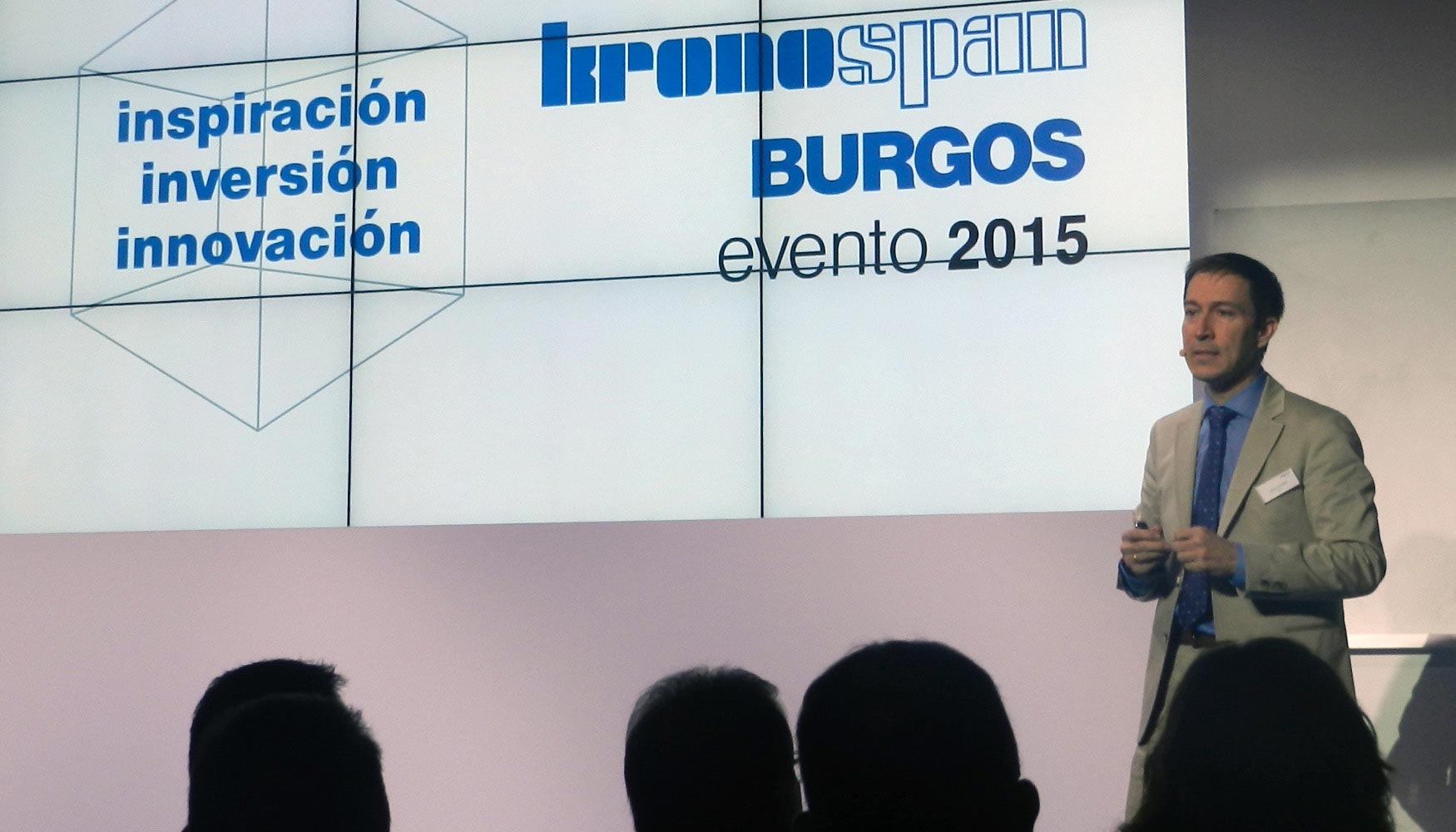 Carlos Navarro explicando las mejoras de los productos de Kronospan