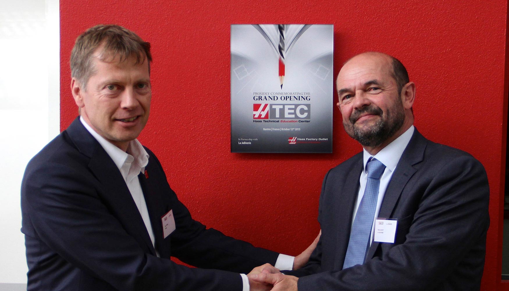A la izq., Jens Thing, Managing Director de Haas Automation Europe, junto a Patrick Bizet, dcha...