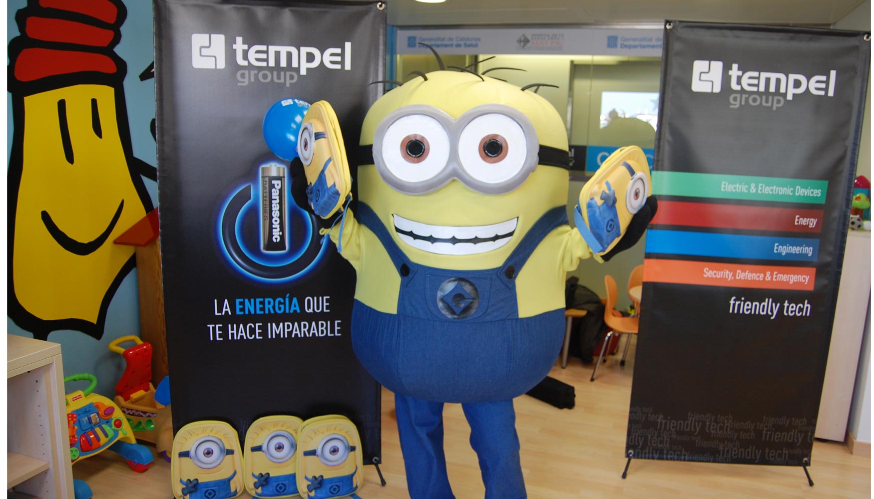 El personaje Minion Bob ayud a a distribuir entre los nios unas mochilas del popular personaje de animacin y otros detalles...