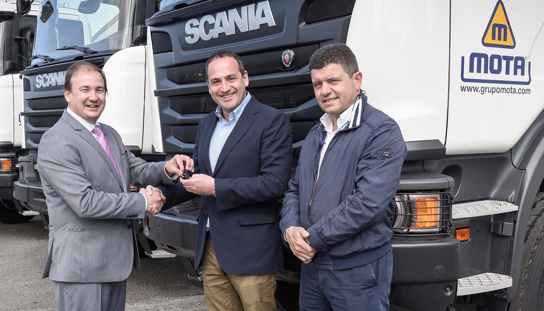 Ignacio Dez, director comercial de Scania Hispania Delegacin Noroeste; Jos Luis Garca, gerente de Transportes Mota; y Cosme Arboleya...