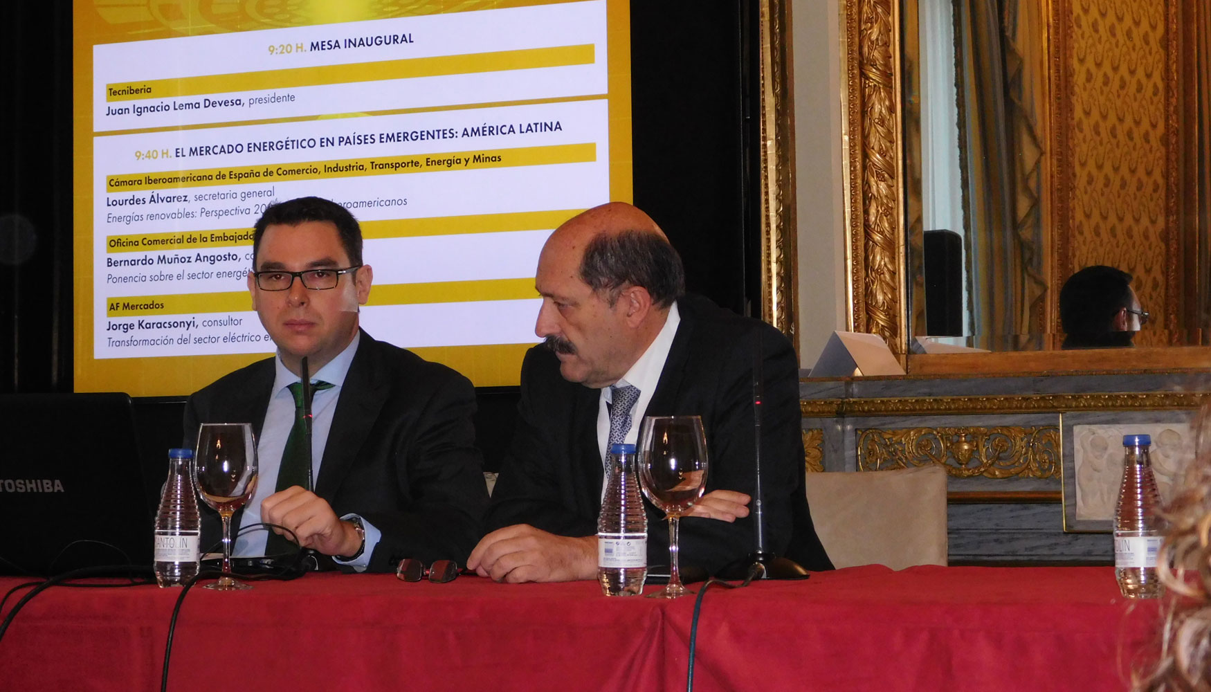 De izquierda a derecha: Javier Monforte, redactor jefe de Energtica XXI, y ngel Zarabozo Gal, director general de Tecniberia...