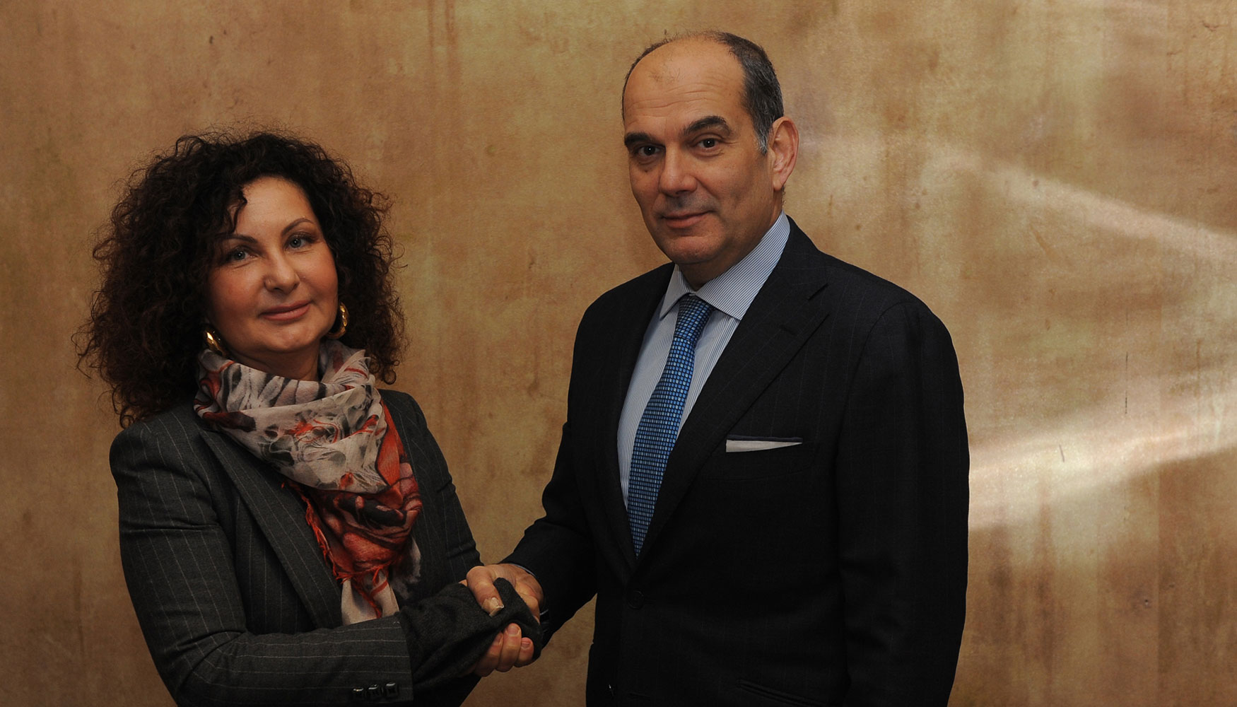 Sonia Bonfiglioli, presidenta de Bonfiglioli Riduttori SpA, y Enrico Carraro, presidente de Carraro SpA, durante la firma del acuerdo...