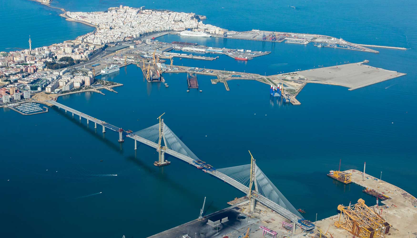 Vista area de Cdiz y del puente, pocos meses antes de su conclusin