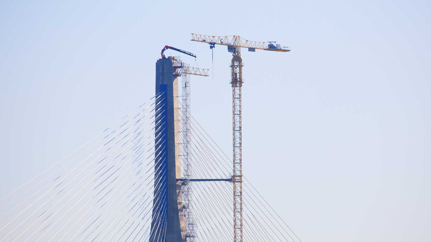Una gra articulada, situada en lo alto de la pila para realizar labores de mantenimiento del puente...