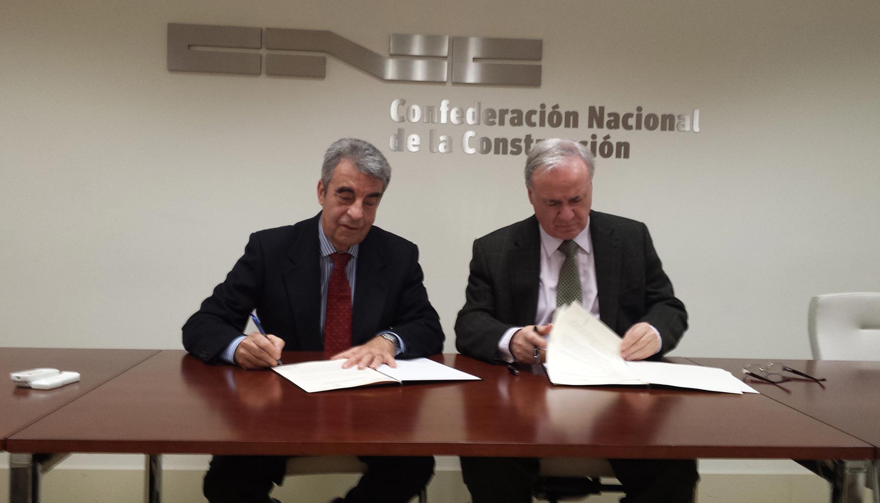 Un momento de la firma entre Jose Antonio Otero (izda.) y Juan F. Lazcano