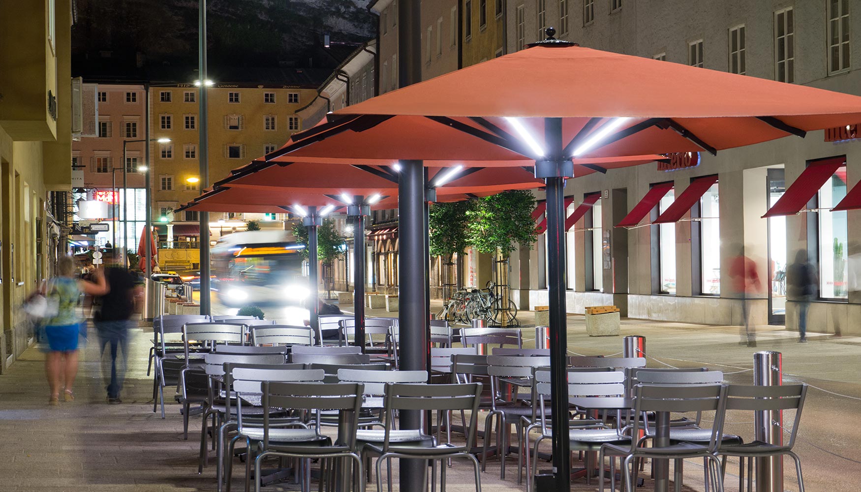 Las tiras de LED integradas en las varilla ofrecen una luz confortable a la terraza