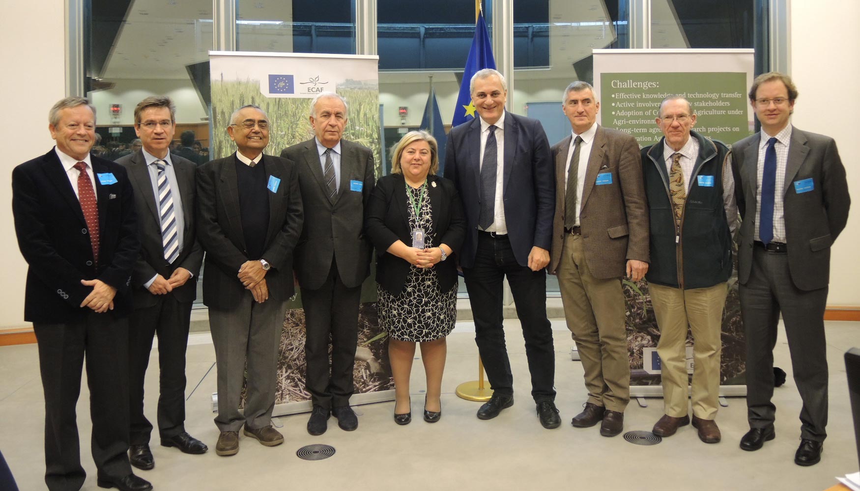 Clara Aguilera, vicepresidenta de la Comisin de Agricultura, con miembros de la ECAF y del Parlamento Europeo