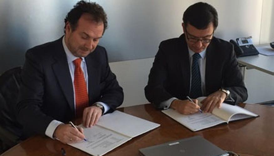 El vicepresidente del BEI, Romn Escolano, y el consejero delegado de TUBACEX, Jess Esmors, firman el acuerdo